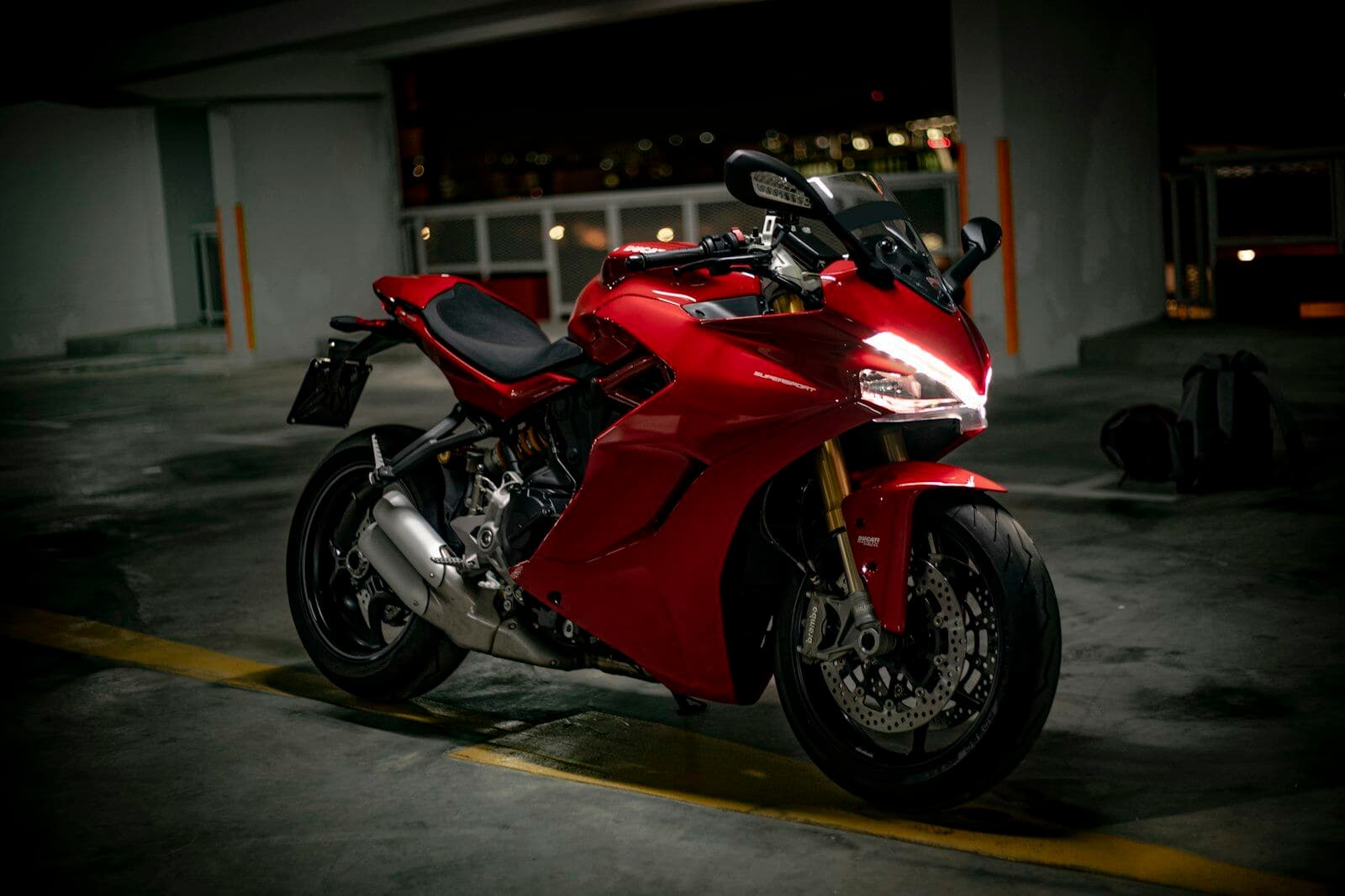 Moto sportiva rossa in un garage